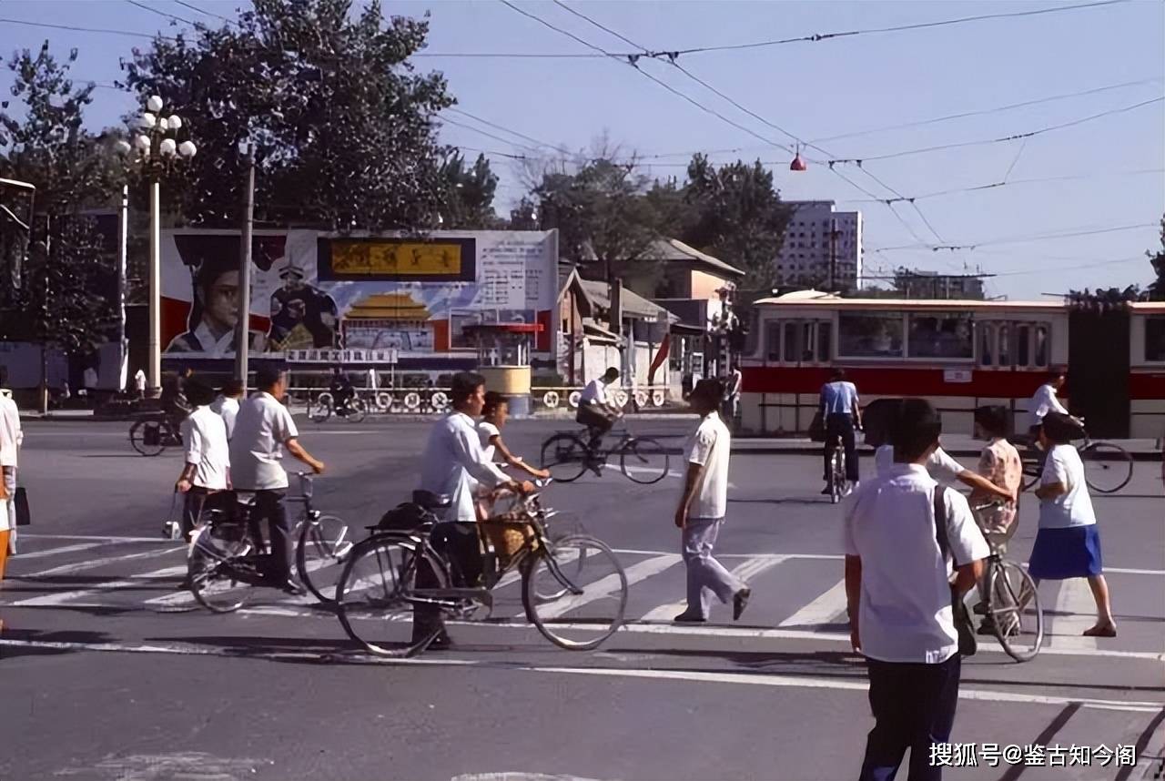 80年代的城市街头,黑压压的一片,都是骑单车上下班的大爷大叔