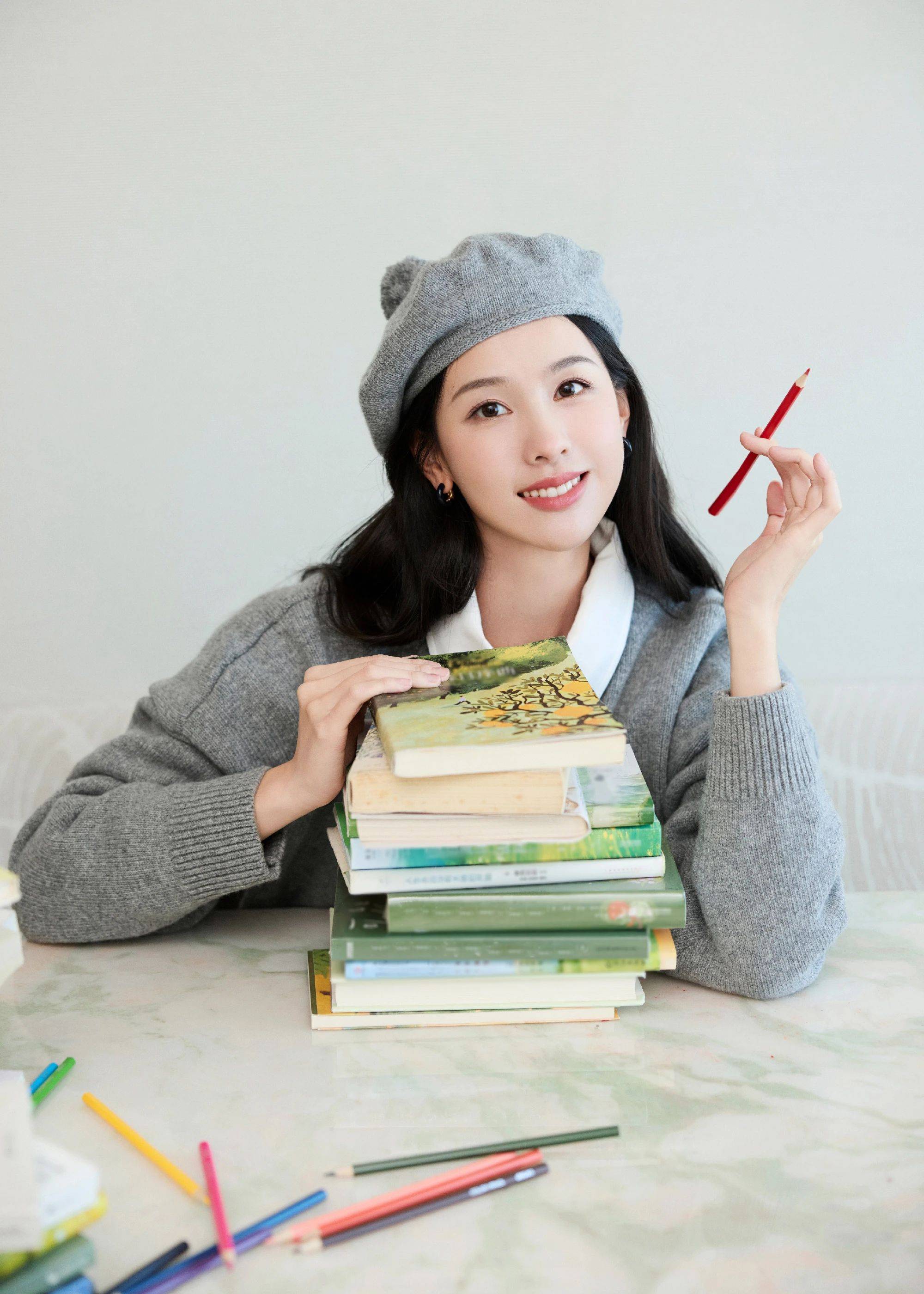 校园初恋陈都灵贝雷帽造型杀疯了青春可爱直接美上热搜