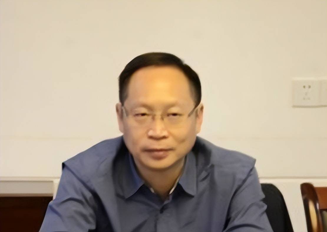次子袁定江和袁定安一样,出生于60年代,与哥哥不同的是,他在高考第