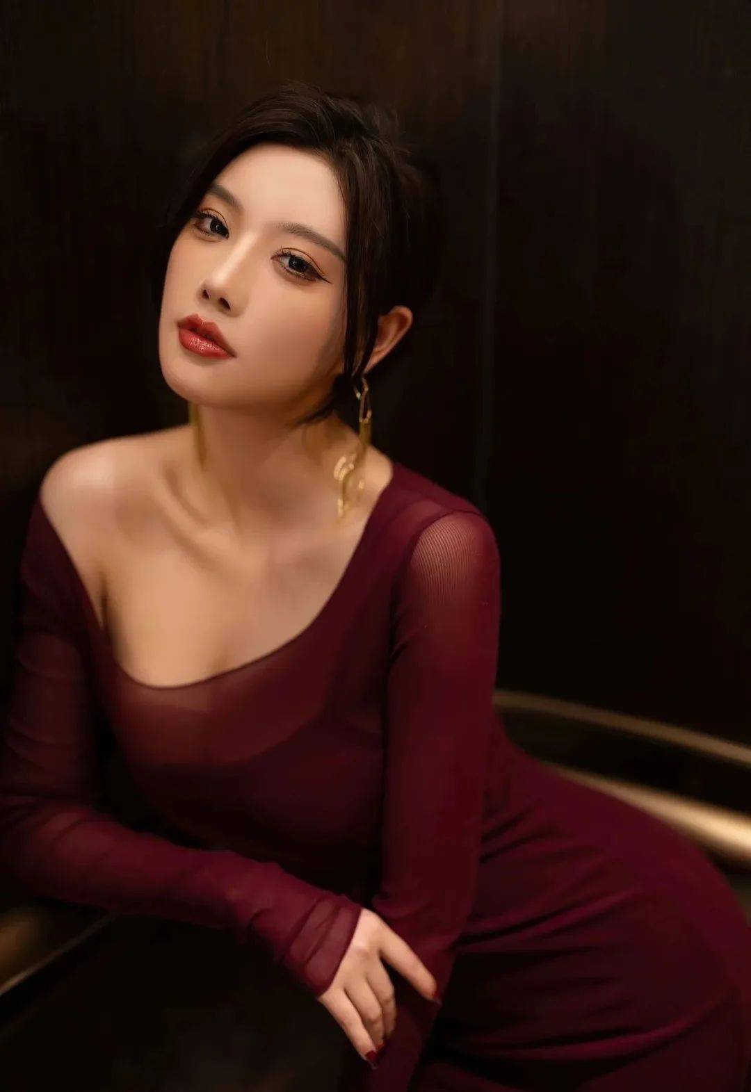 女神写真 | 这酒红色韵味包臀裙泰裤辣
