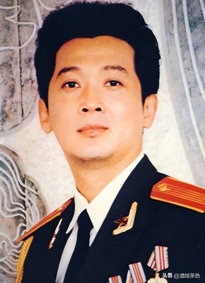 郁钧剑现状:69岁头发乌黑浓密,退休后很低调,一家三口幸福美满