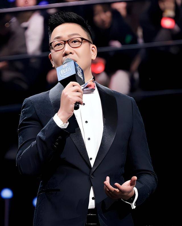 54岁林海:曾是央视著名主持,二婚娶何婕,如今成网红吃播