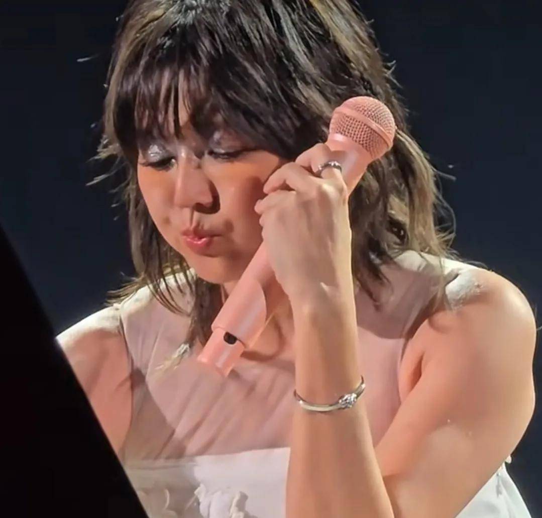 46岁孙燕姿演唱会喝水,脸部变化明显,面容似乎认不出!