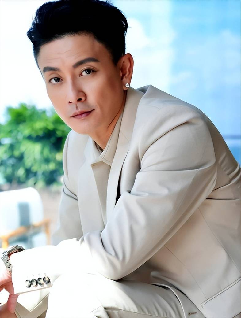 珠海偶遇45岁黄宗泽,真人又高又帅,但是体态不好有点驼背和扁头