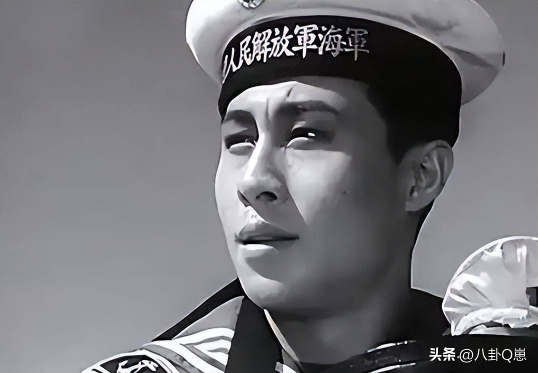 在随后的电影《海鹰》中,王心刚饰演的英勇鱼雷艇艇长张敏,成为观众