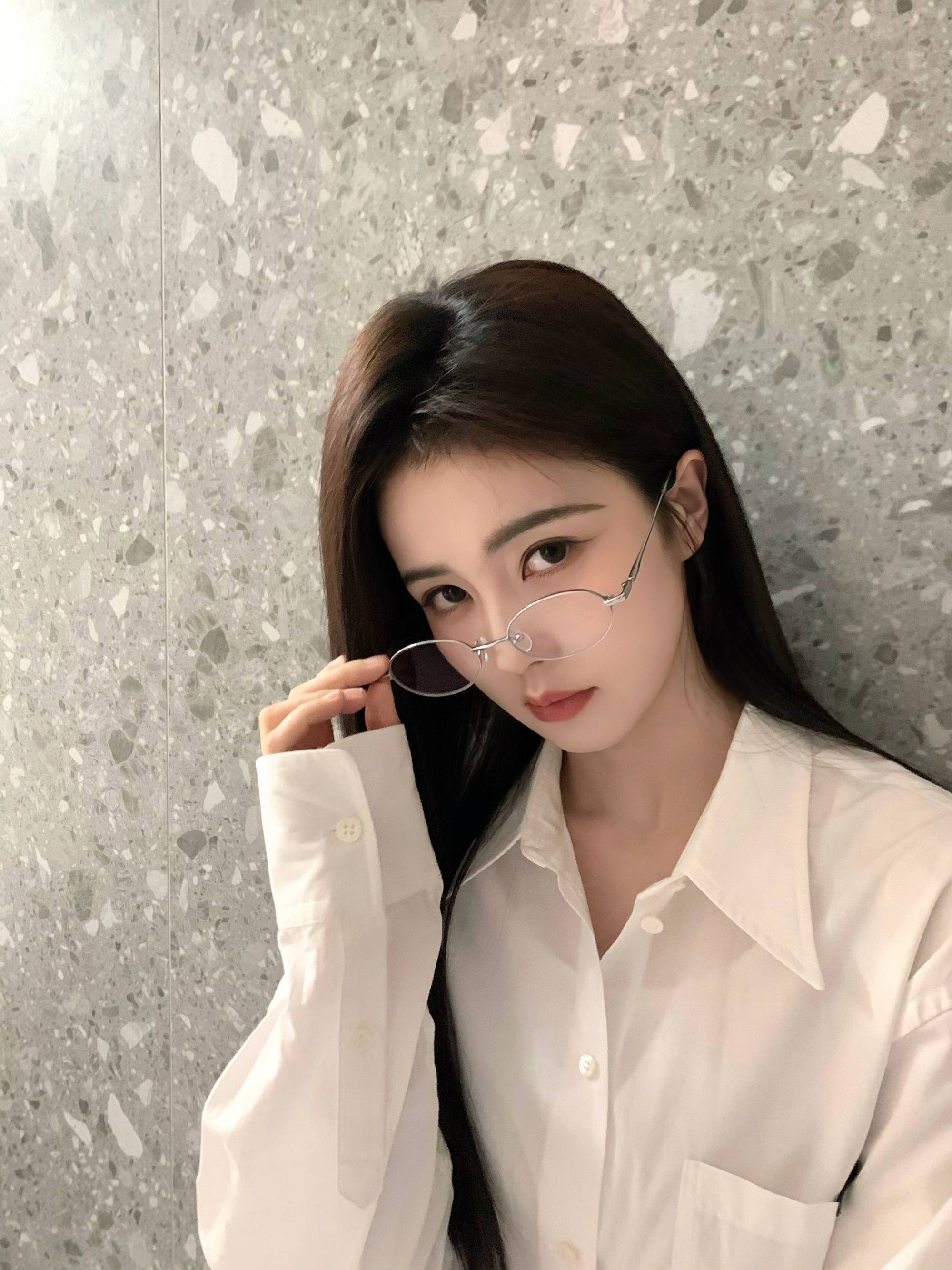 白鹿官袍造型帅炸热搜,王星越银发杀疯全网!白鹿这个动作太帅了