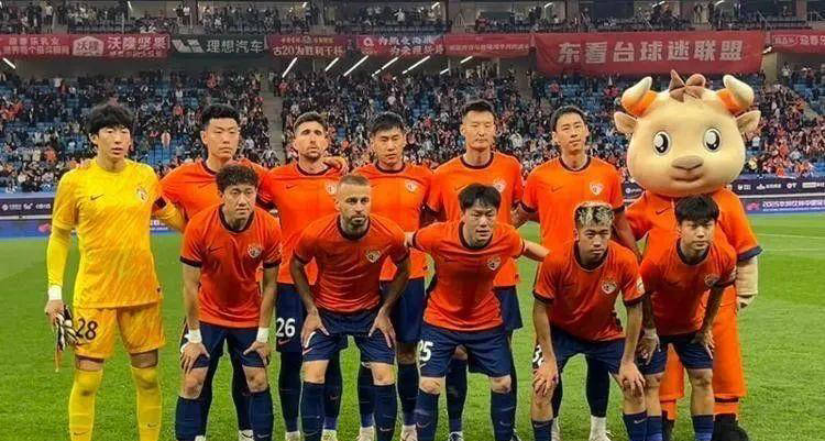 中国足球再度陷入尴尬：场上战绩垫底，场下球员竟动手对抗球迷