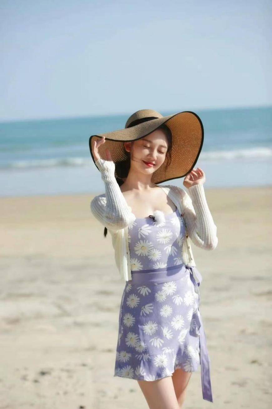 郑恺老婆苗苗又美出圈了,穿小开衫 短裙,宛如少女,气质好惊艳