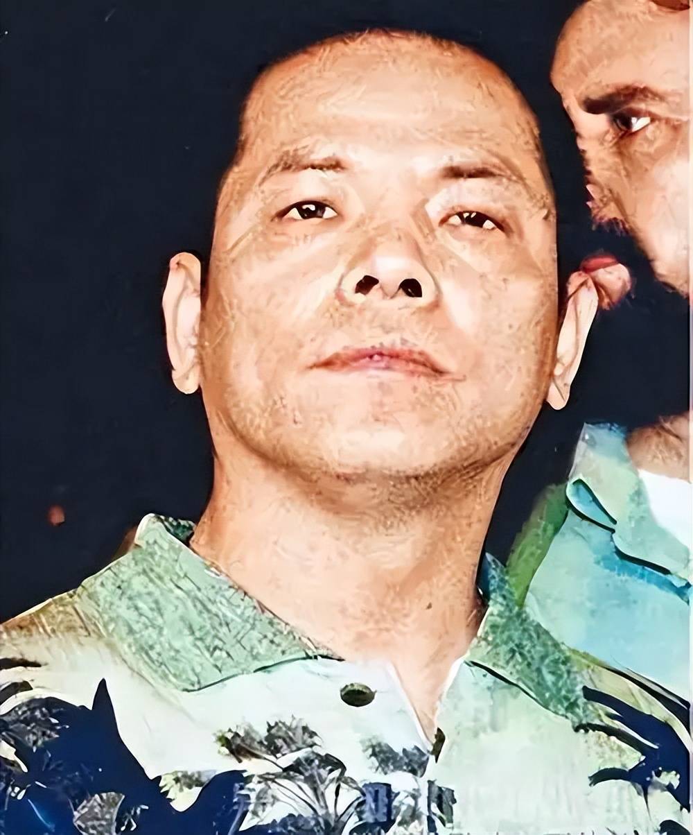 70岁崩牙驹"躲"到老挝!手持冲锋枪一脸傲娇,美女作伴非常潇洒