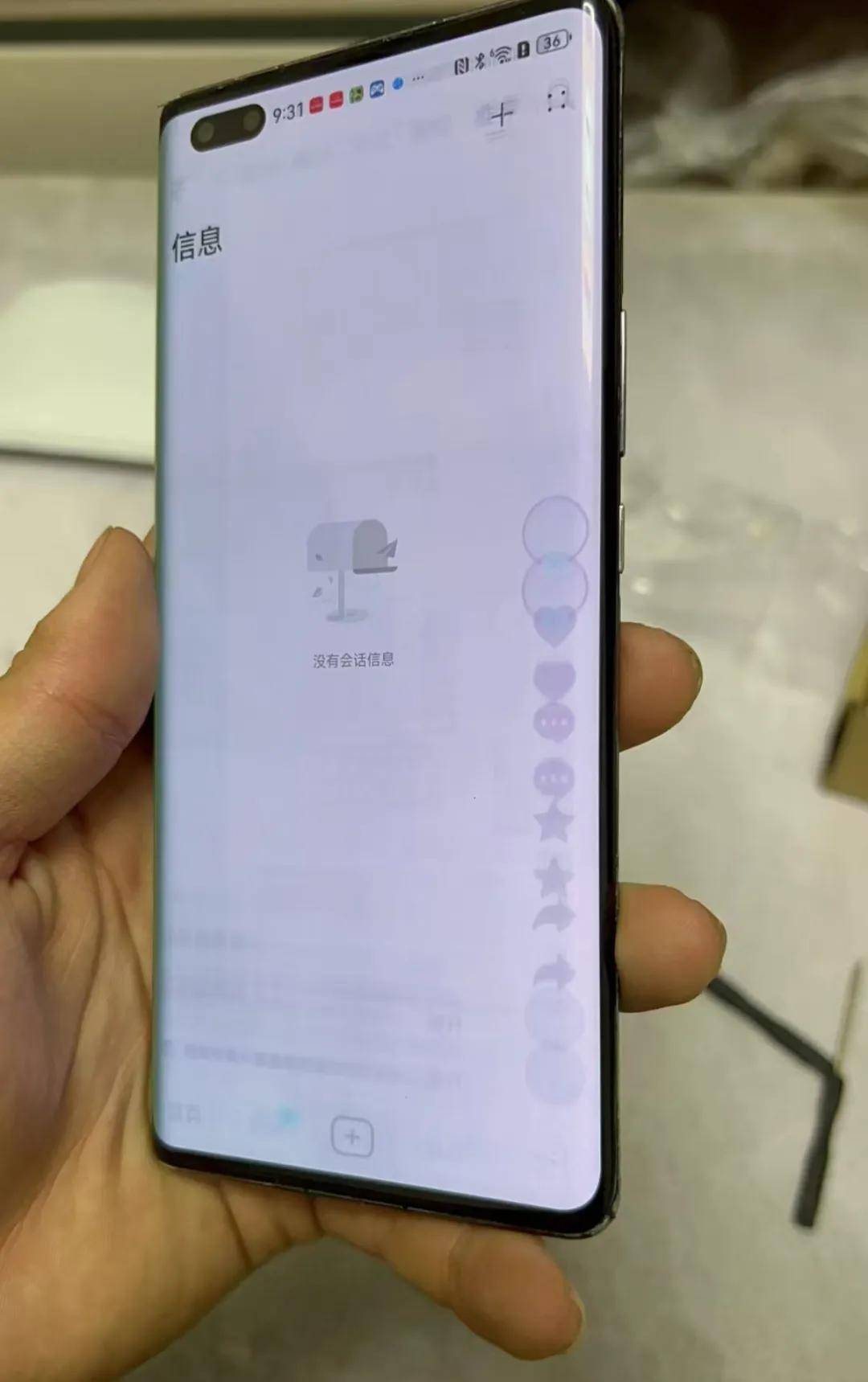 比如这台华为nova8 pro就属于严重烧屏机屏幕在全白色背景下右侧