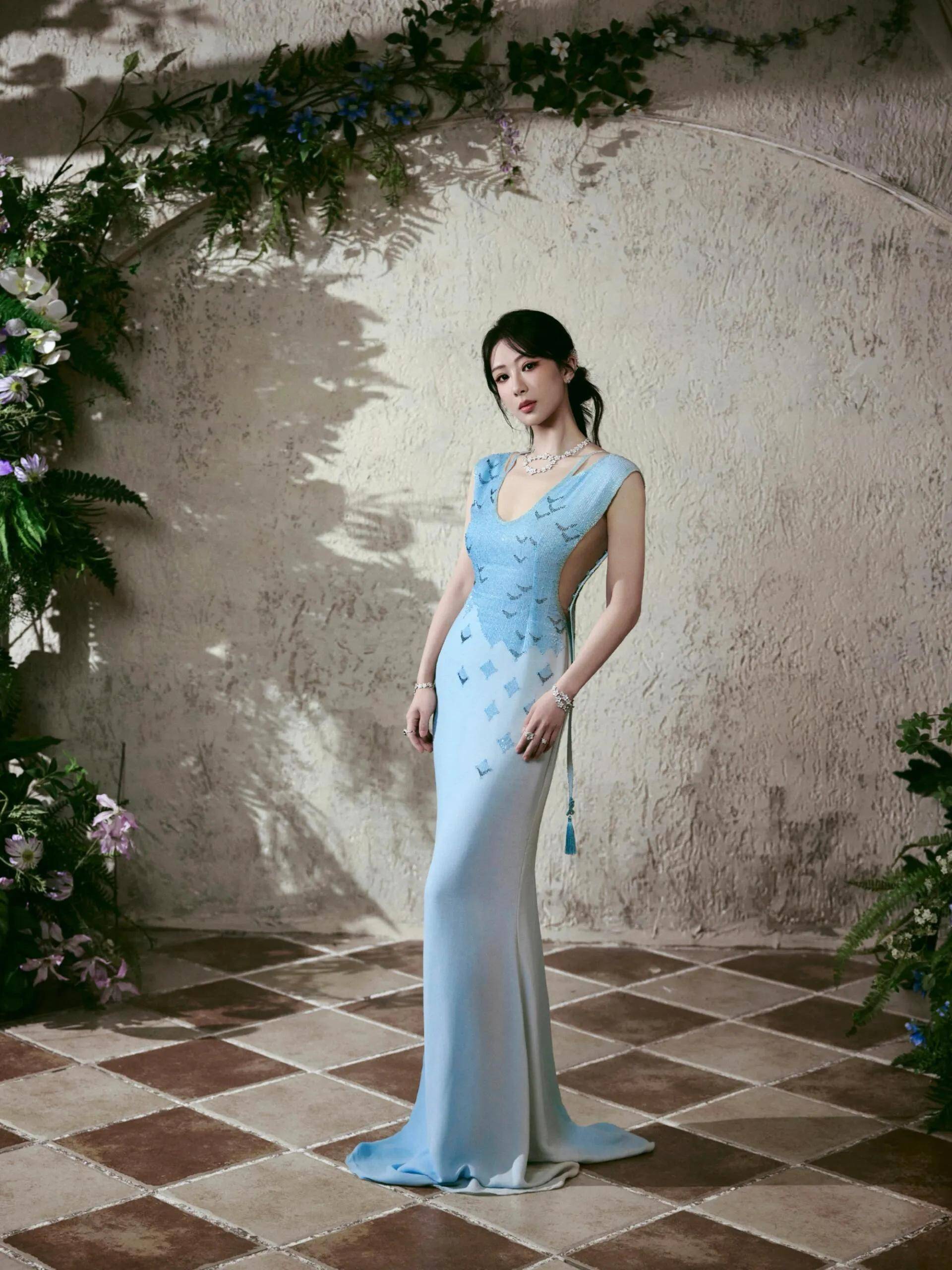 杨紫一袭浅蓝色礼服裙,尽显优雅与端庄