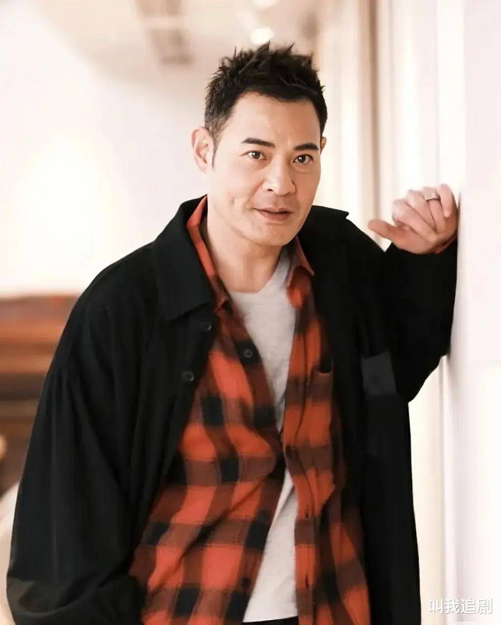 57岁tvb男星黄智贤转型,演艺生涯回顾,未来展望解析