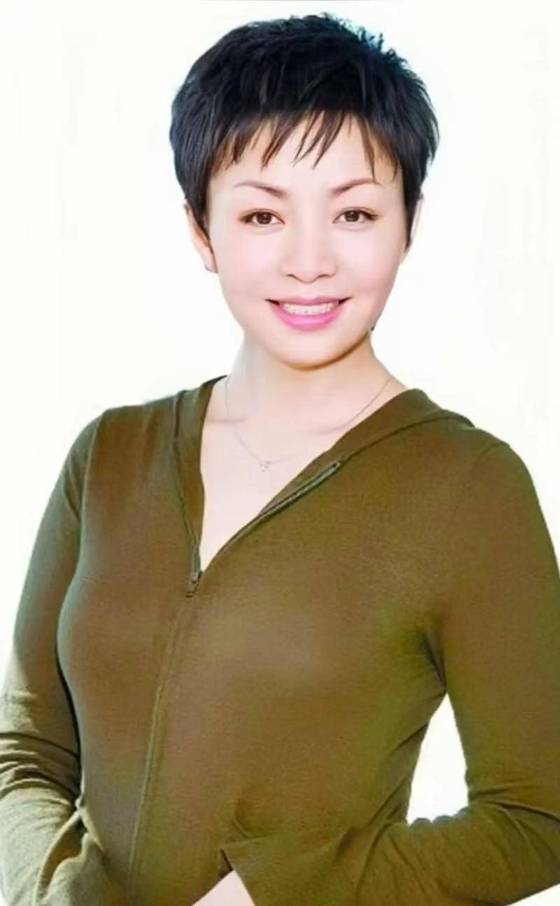 宋丹丹70岁丈夫依旧帅气,甜蜜牵手逛街,破除不和传闻