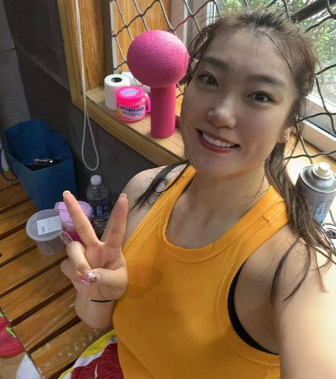李梦坚守女篮，素颜出战展现专业精神