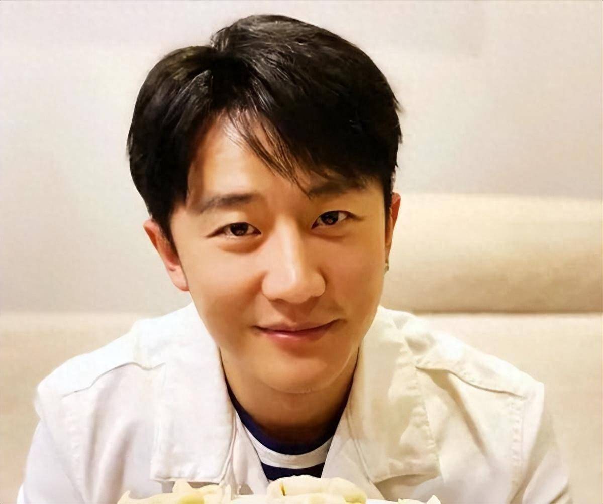 只谈恋爱不结婚,一生只爱一个人的黄轩,已经走上了另一条大道