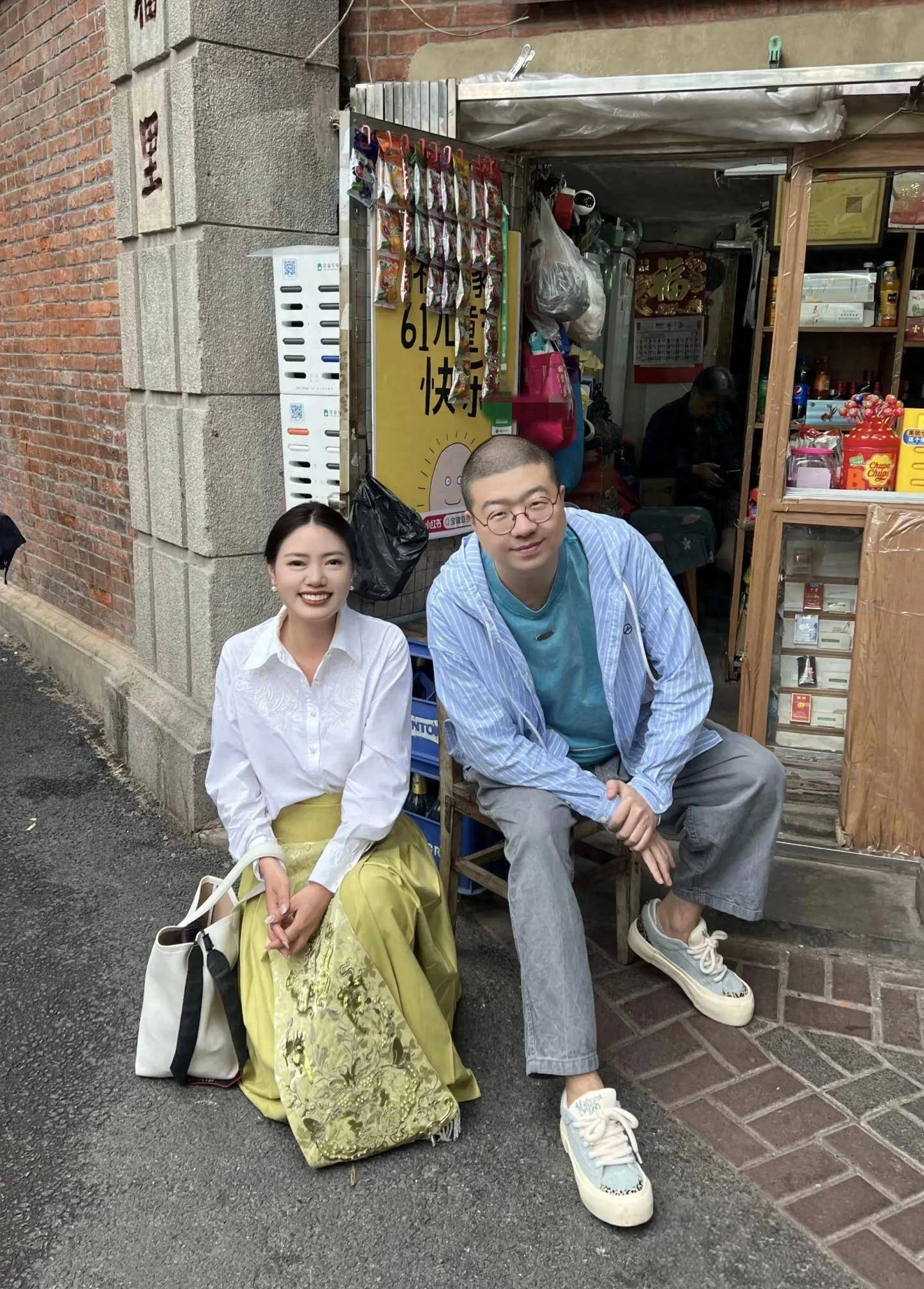 35岁李诞在上海,深夜去酒吧玩乐,坐在路边喝酒,不用上班好悠闲