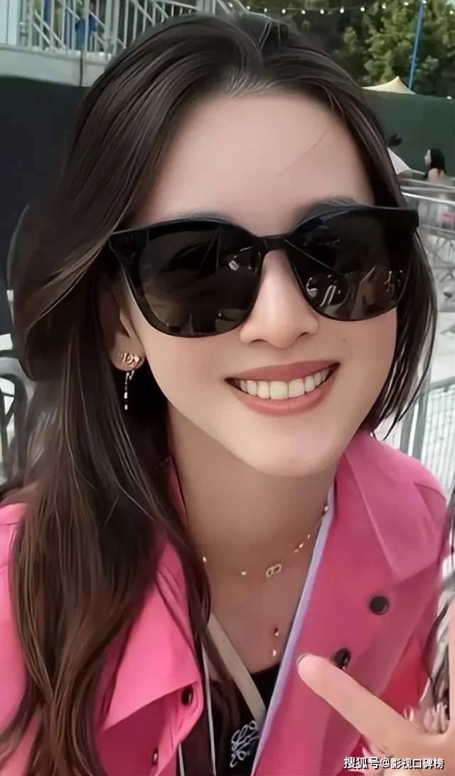 章泽天带9岁女儿参加音乐节,穿着品牌服饰,被夸赞亲切又温柔