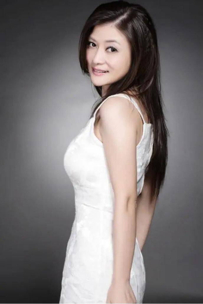 15岁唱《妈妈的吻》成名,巅峰隐退不再现,如今56岁朱晓琳仍未婚
