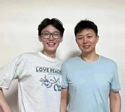刘奕君与女儿高尔夫亲子时光：温馨对决展现父女情深