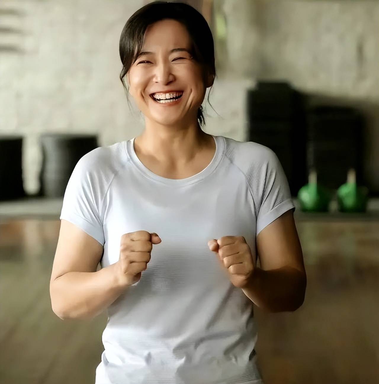 贾玲近照曝光,瘦到脱相,脸色蜡黄面容凹陷,精神状态堪忧