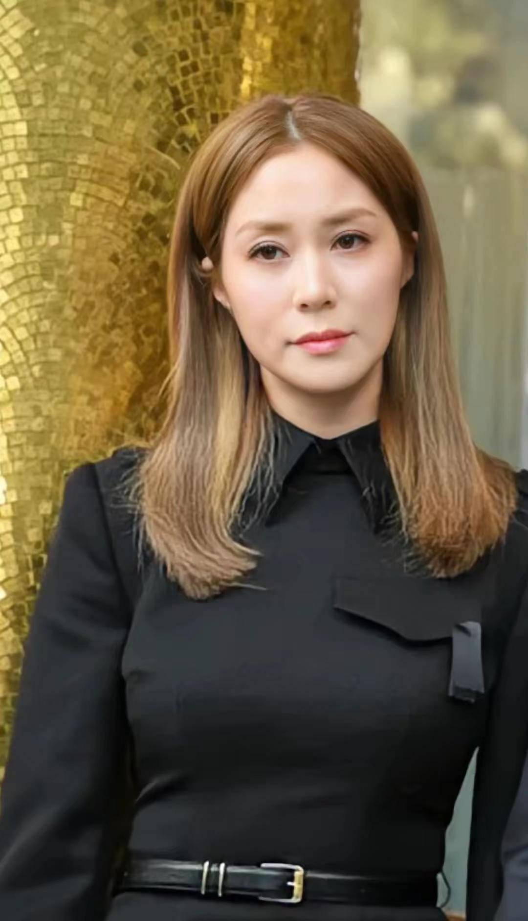 徐子淇在公公葬礼上露脸了!穿小黑裙惊艳到大家,旺夫脸越来越美