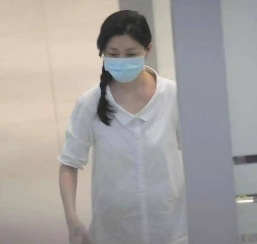 48岁大s罕见素颜走机场,穿白衬衫清纯动人似二八少女,真羡慕具俊烨