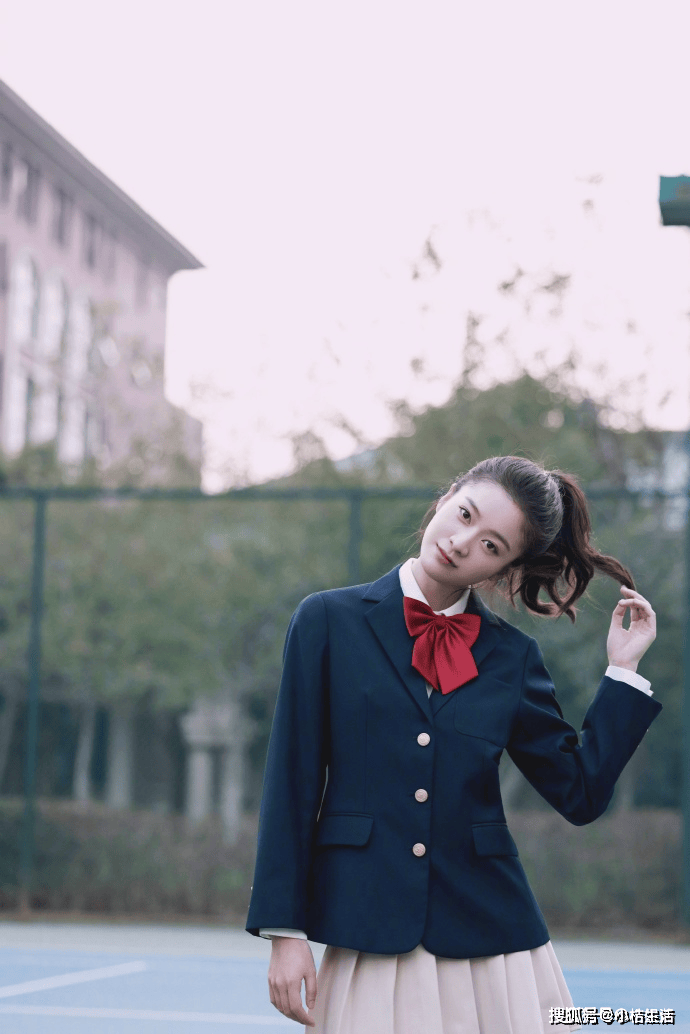 张雪迎再次挑战少女风,米色百褶短裙搭配青色西服学生范十足!