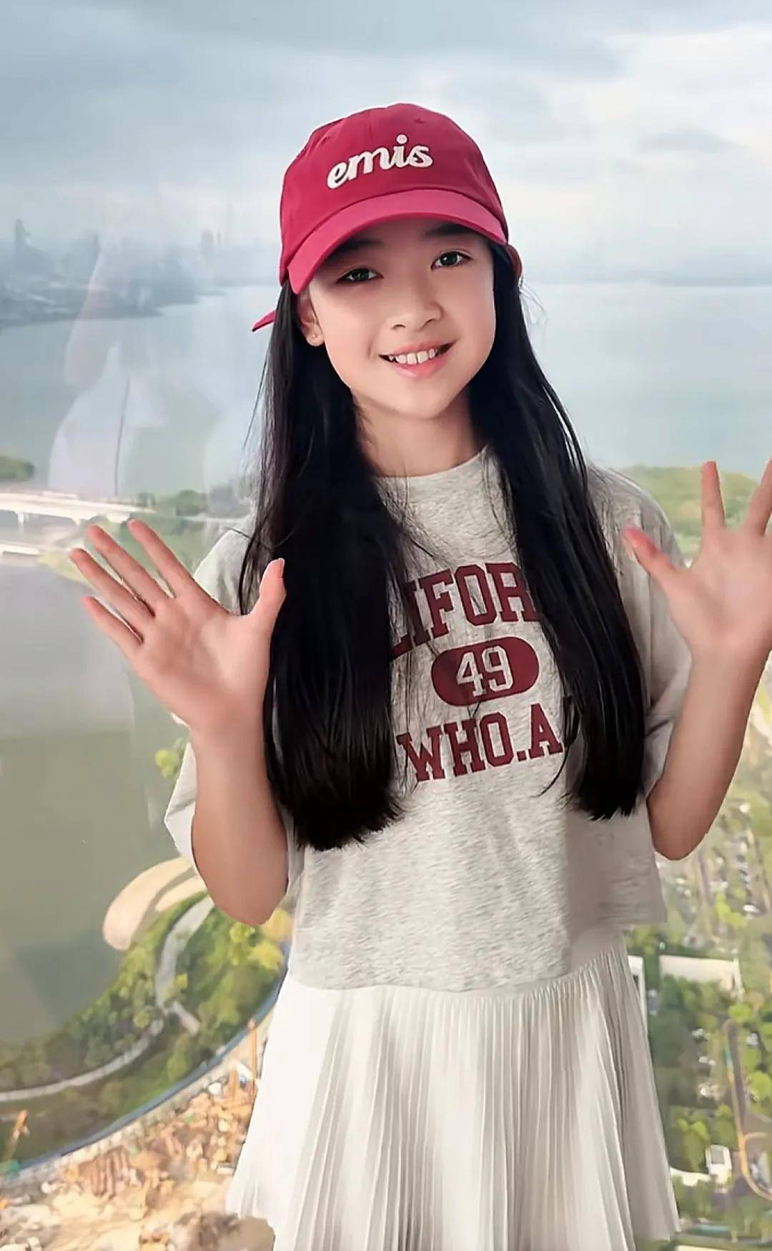 聂远夫妇庆祝长女11岁生日女儿浓眉大眼太像爸已踏入演艺圈