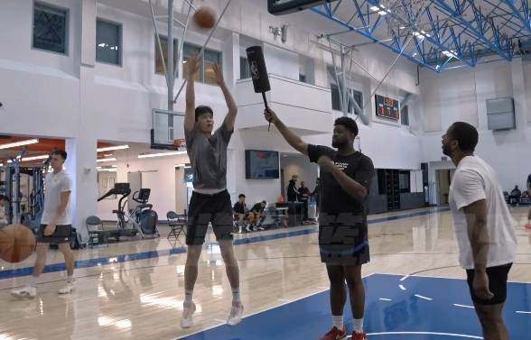 杨瀚森美国特训冲击NBA 苦练勾手篮下脚步