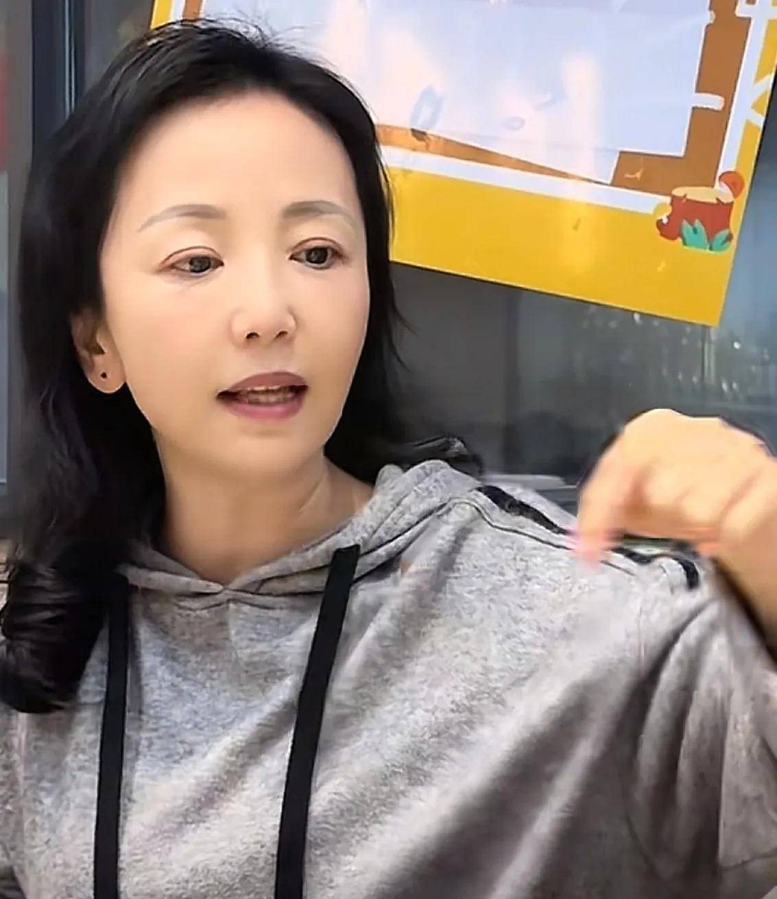 62岁黄安疑已离婚,新妻露面,长得漂亮气质好,诸多细节被扒验证
