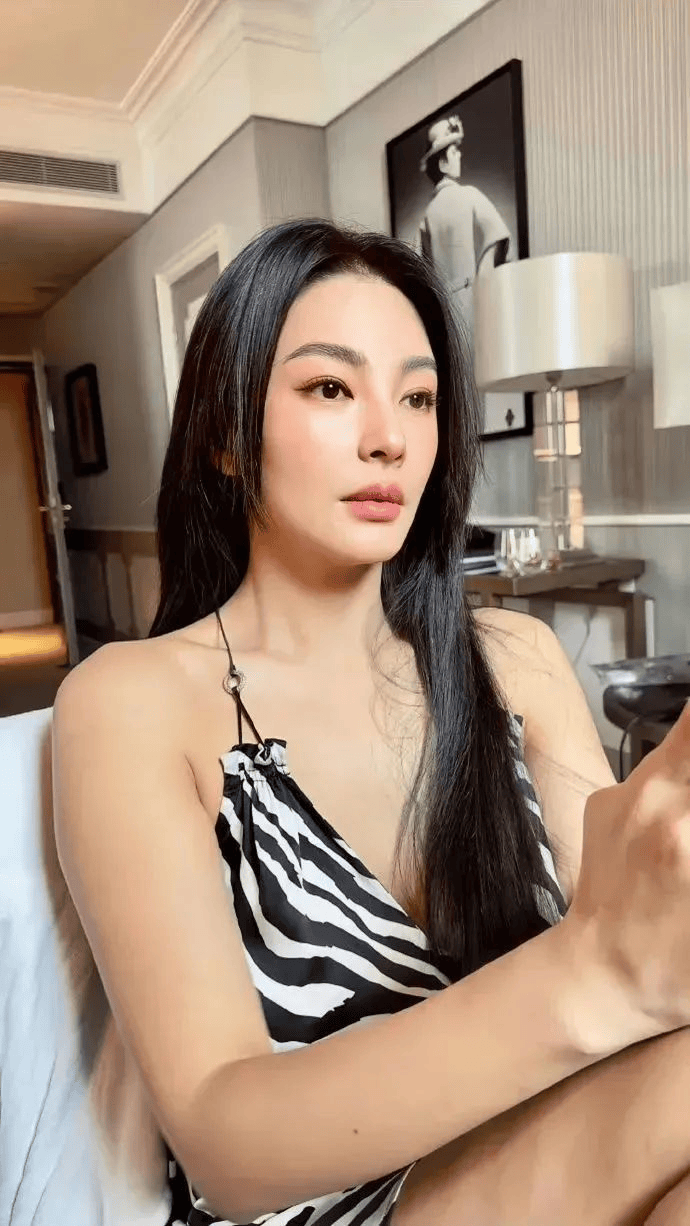 张雨绮,深v吊带,性感迷人