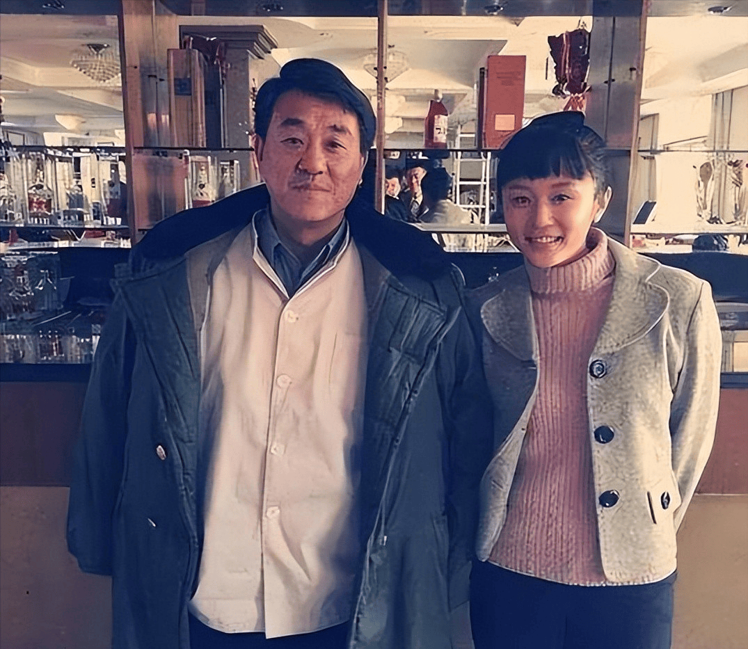 原来她就是何冰的老婆!结婚27年生下帅气儿子,如今21岁子承父业