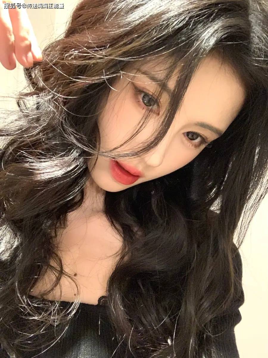 鞠婧祎黑色魅惑自拍爆火!普通人如何复制她的"超抗打"氛围感?