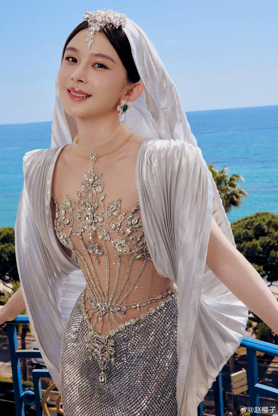 赵樱子走戛纳红毯!穿透视银色长裙披头纱,穿恨天高久停留被驱赶