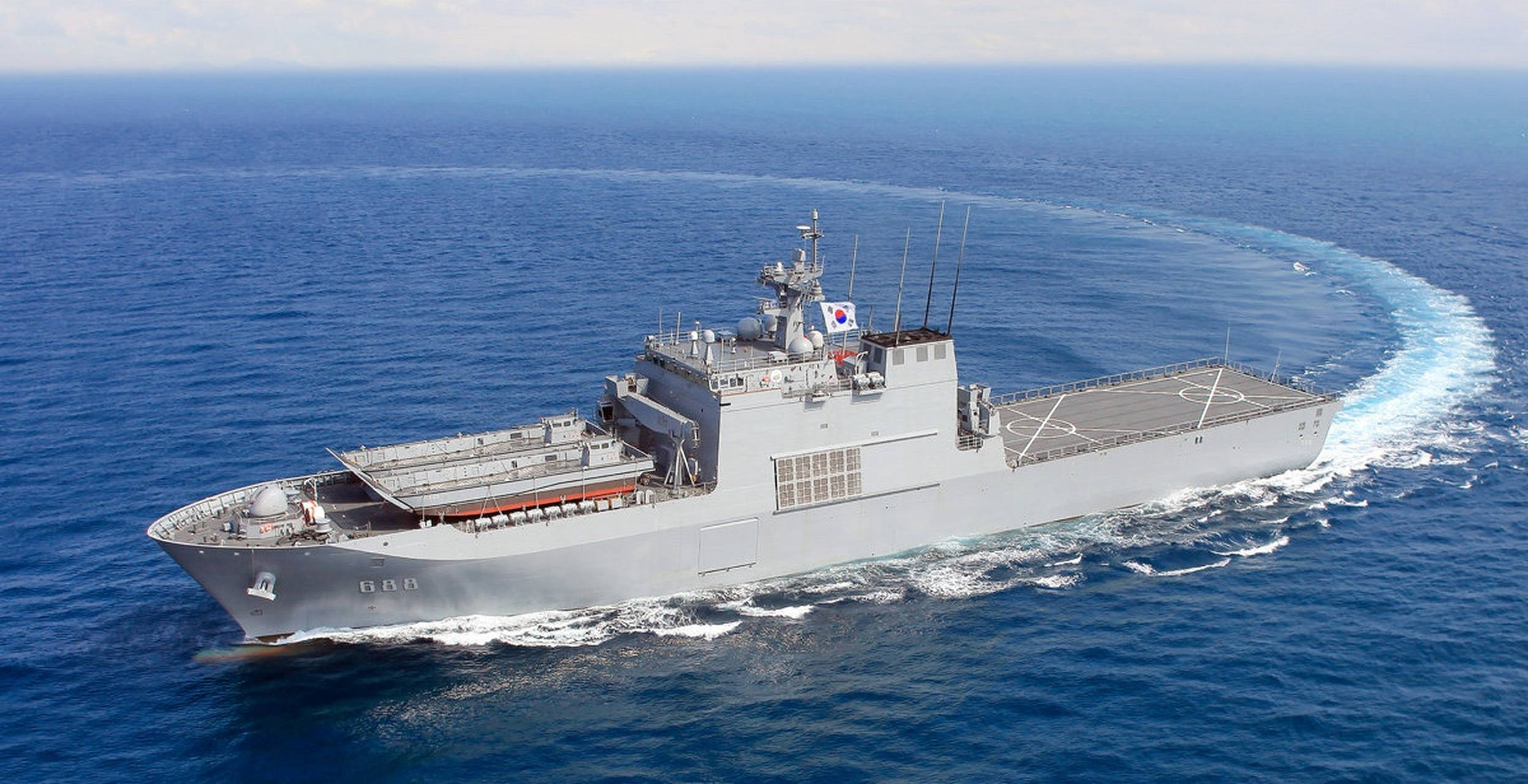 我国新型两栖登陆舰问世,战力竟比美军航母厉害,世界一流