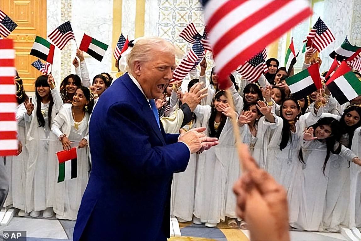 特朗普被阿联酋女性惊艳，看甩发舞合不拢嘴，还得知混血外孙出生_搜狐网