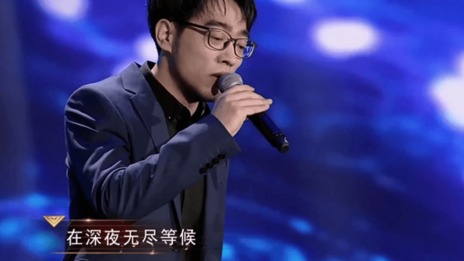 康树龙演唱《让我欢喜让我忧》,深情嗓音似陈年老酒,一喝就醉在歌声里