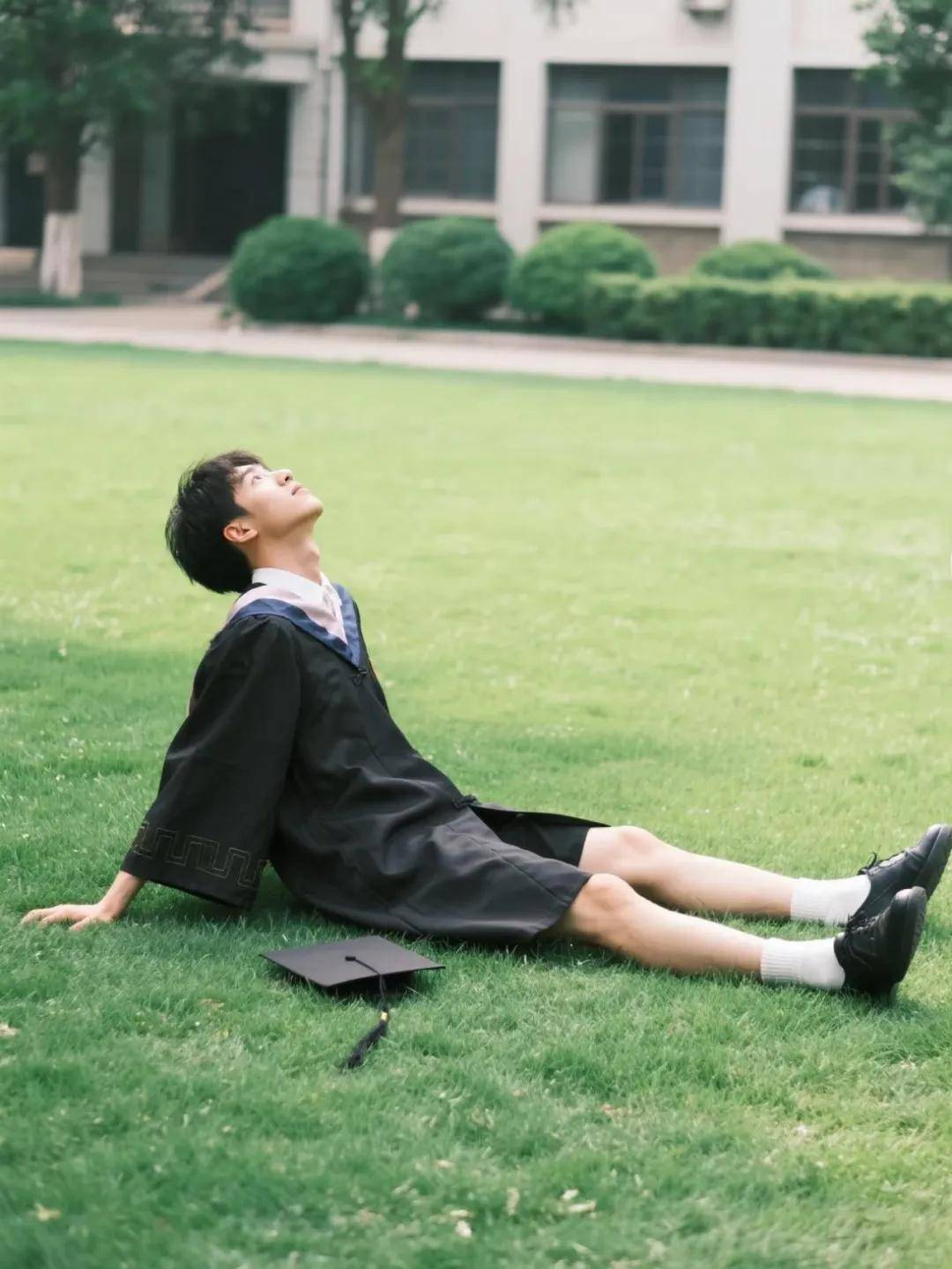 男生毕业照,10个动作学起来!拍照帅气好看又上镜,超有氛围感