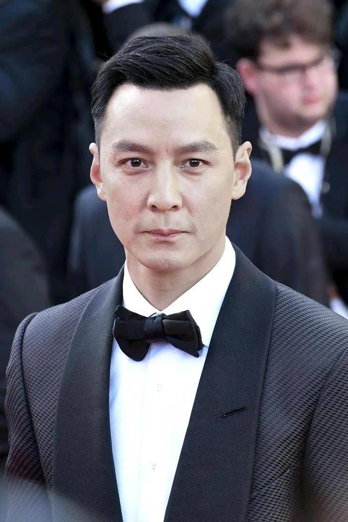 上海理发店偶遇吴彦祖,穿黑色技师袍给客人洗头,本人超帅超亲和