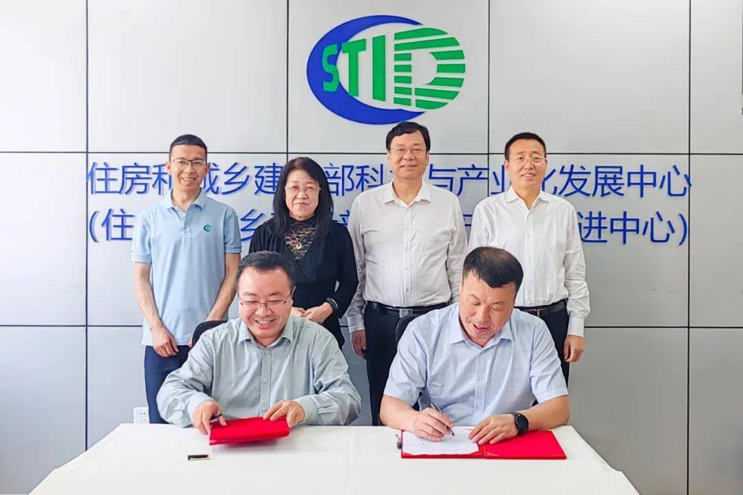 中国铁建总经济师孙公新,中铁十八局党委书记,董事长闫广天出席签约