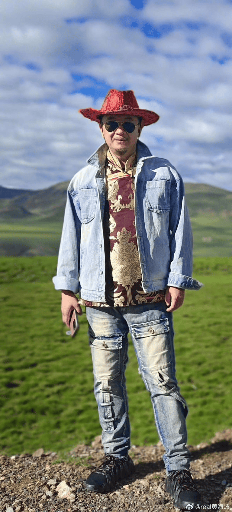 黄海波现状:早已财富自由,49岁胡子拉碴略显老,8岁儿子很像妈