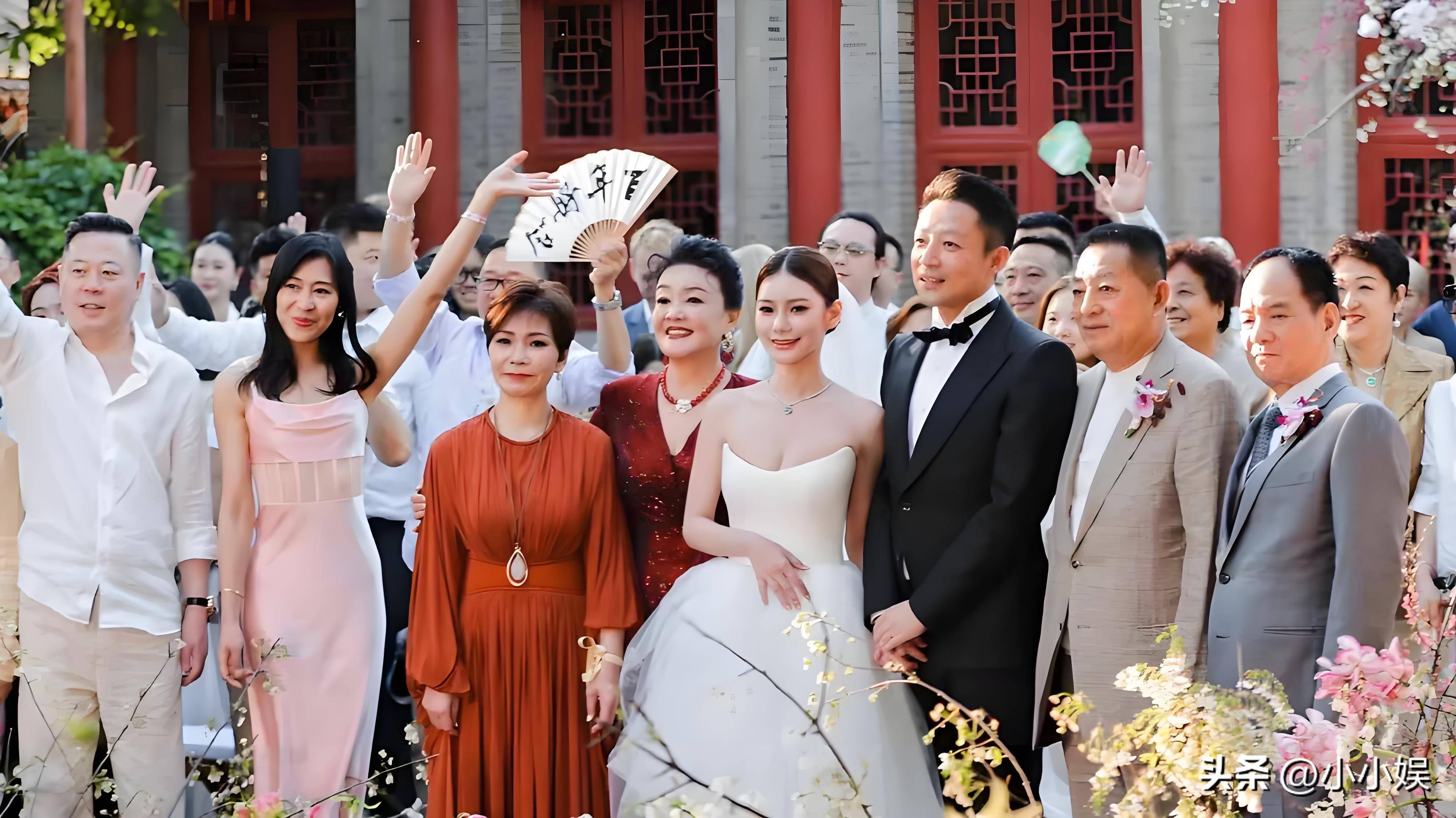 汪小菲马筱梅婚礼圆满,张兰搂亲家母,马筱梅婚宴尽兴跳舞