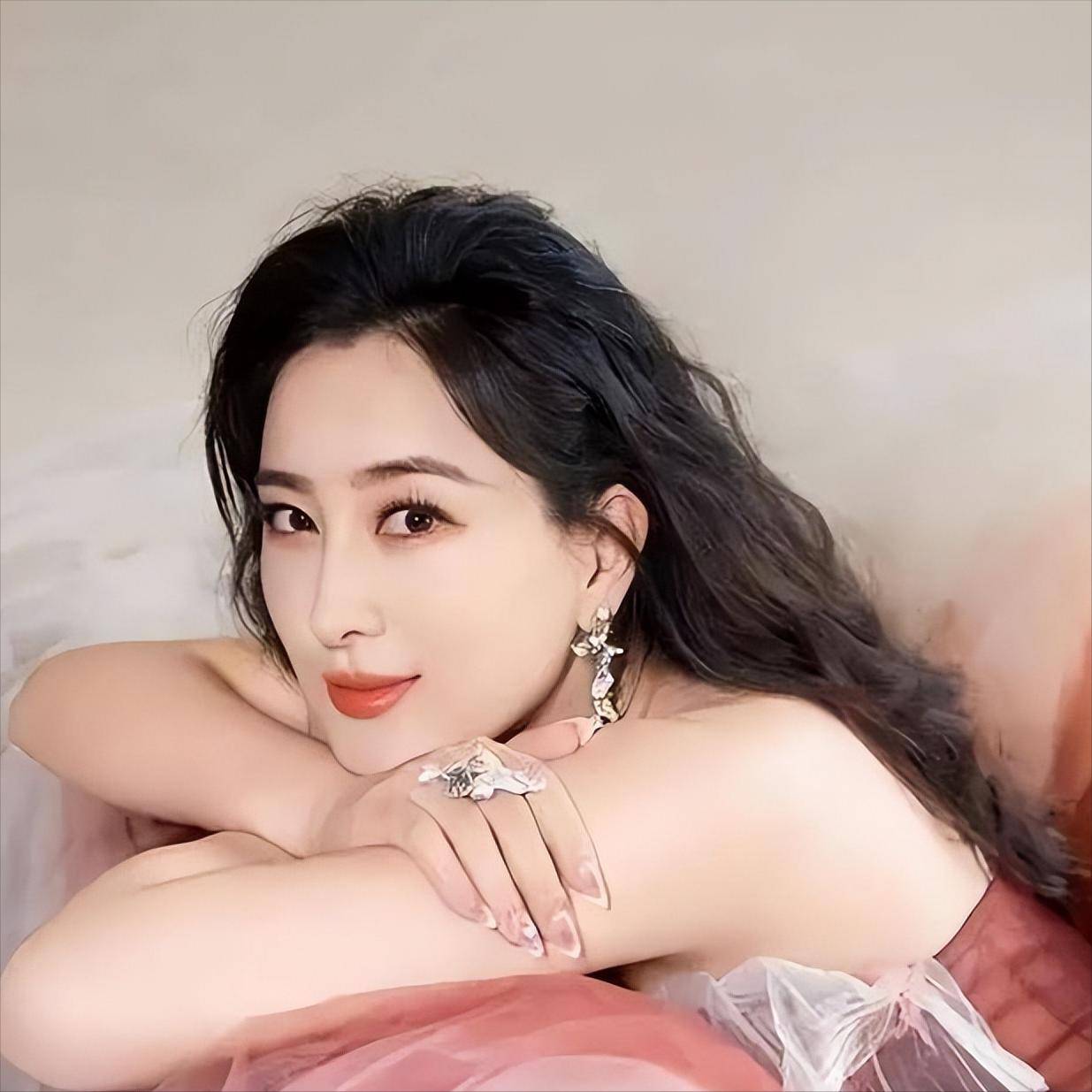 尽管曾经失去了一切,马苏并没有放弃,她在直播带货这个新兴行业中找到