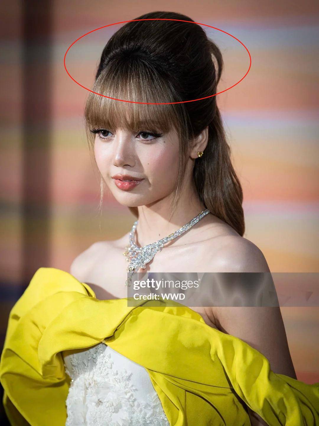 而且不知道lisa为啥要选择这么一个发型本身刘海的造型就已经把气质