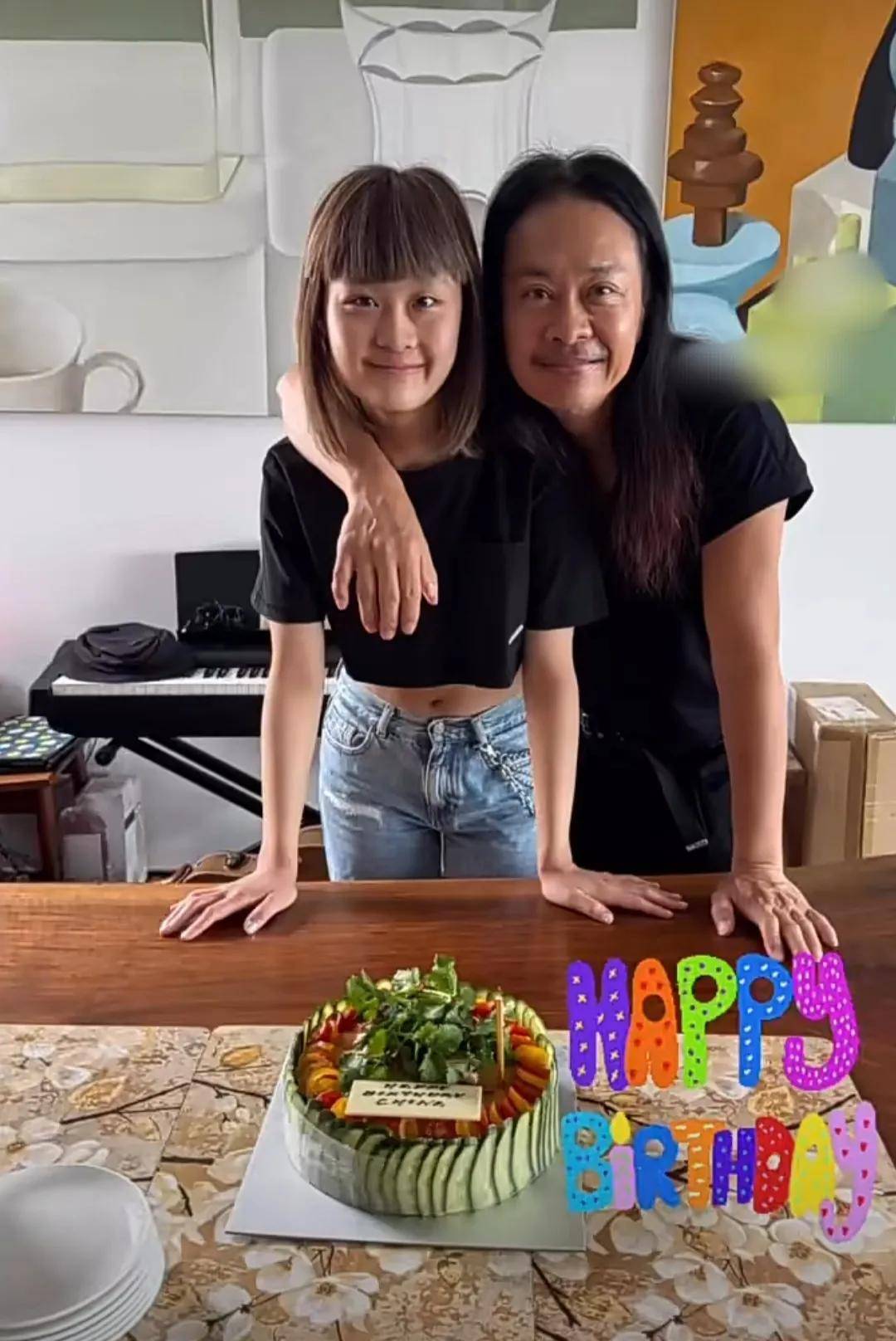 草蜢组合蔡一智为亲生女儿庆生一家五口长相相似继女已改姓蔡