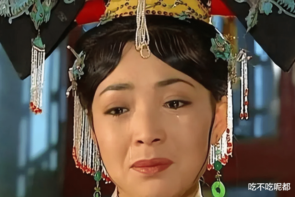在《还珠格格》中,戴春荣成功塑造了一个复杂而立体的皇后形象,让观众