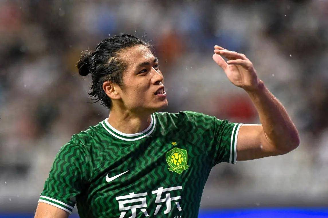 张玉宁在国足中的角色与北京国安的表现分析