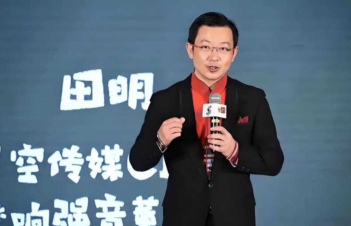 据说,他们的相识是在一场酒会上,当时的田明对朱杰一见钟情,经过田明