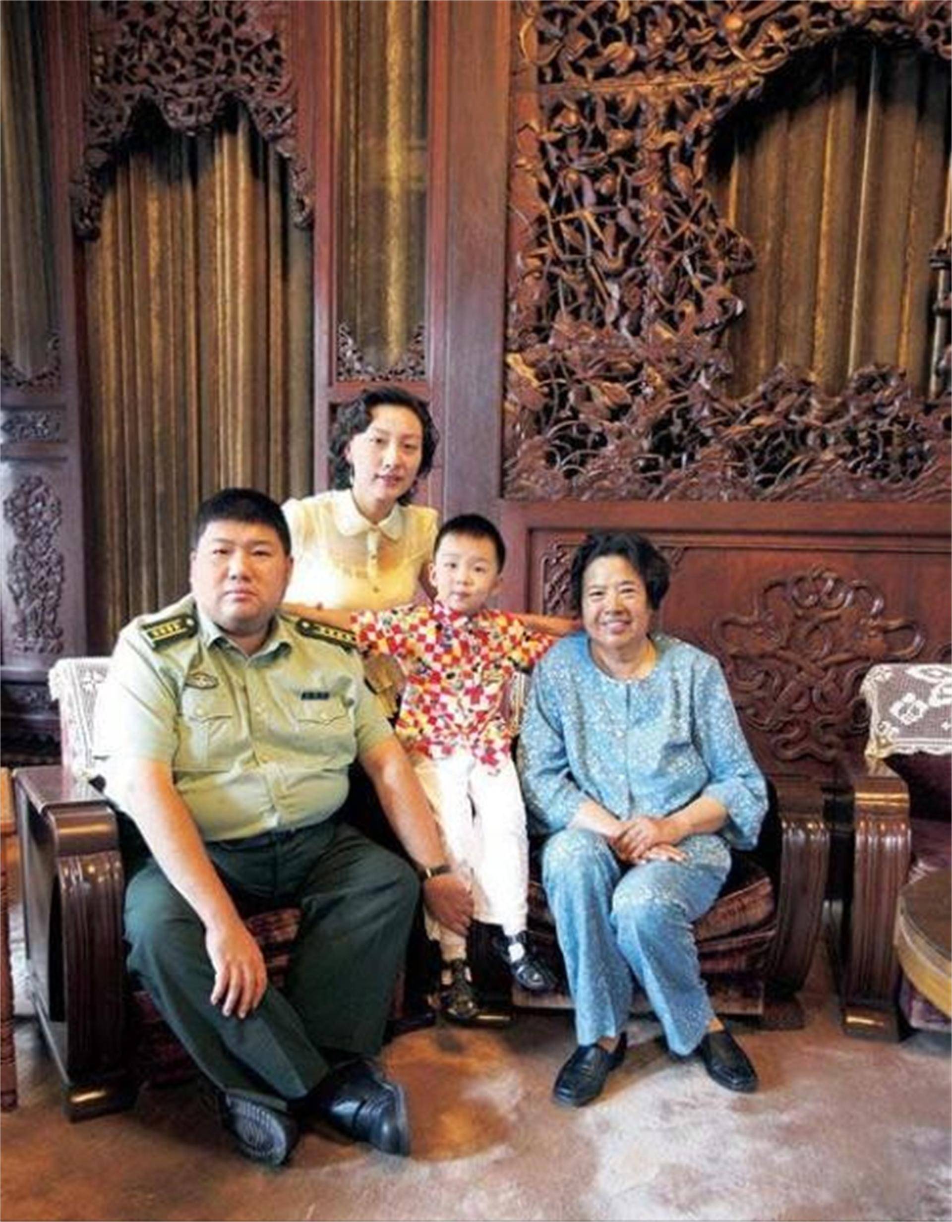 毛新宇夫人刘滨:毛主席唯一的嫡孙媳妇,毛岸青与邵华的儿媳_父亲_军人