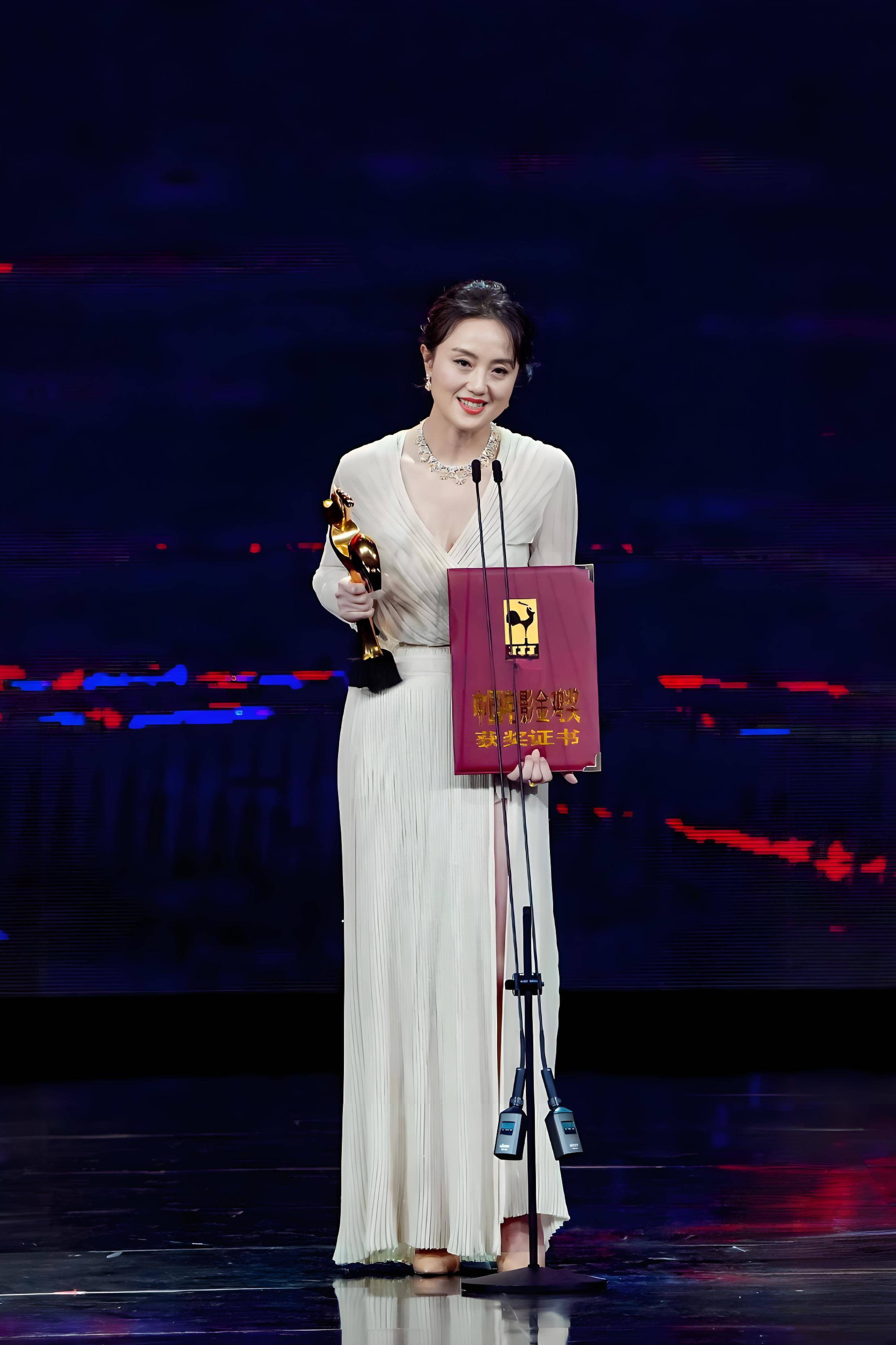 称与辛柏青夫妇相识十余年,朱媛媛在他们组织的公益活动中